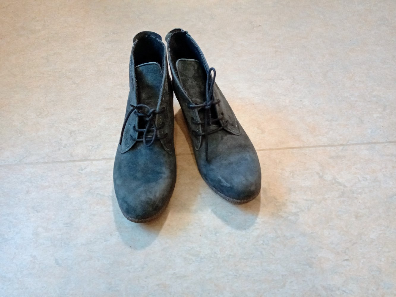 Tolle Wildleder Stiefeletten mit Keilabsatz