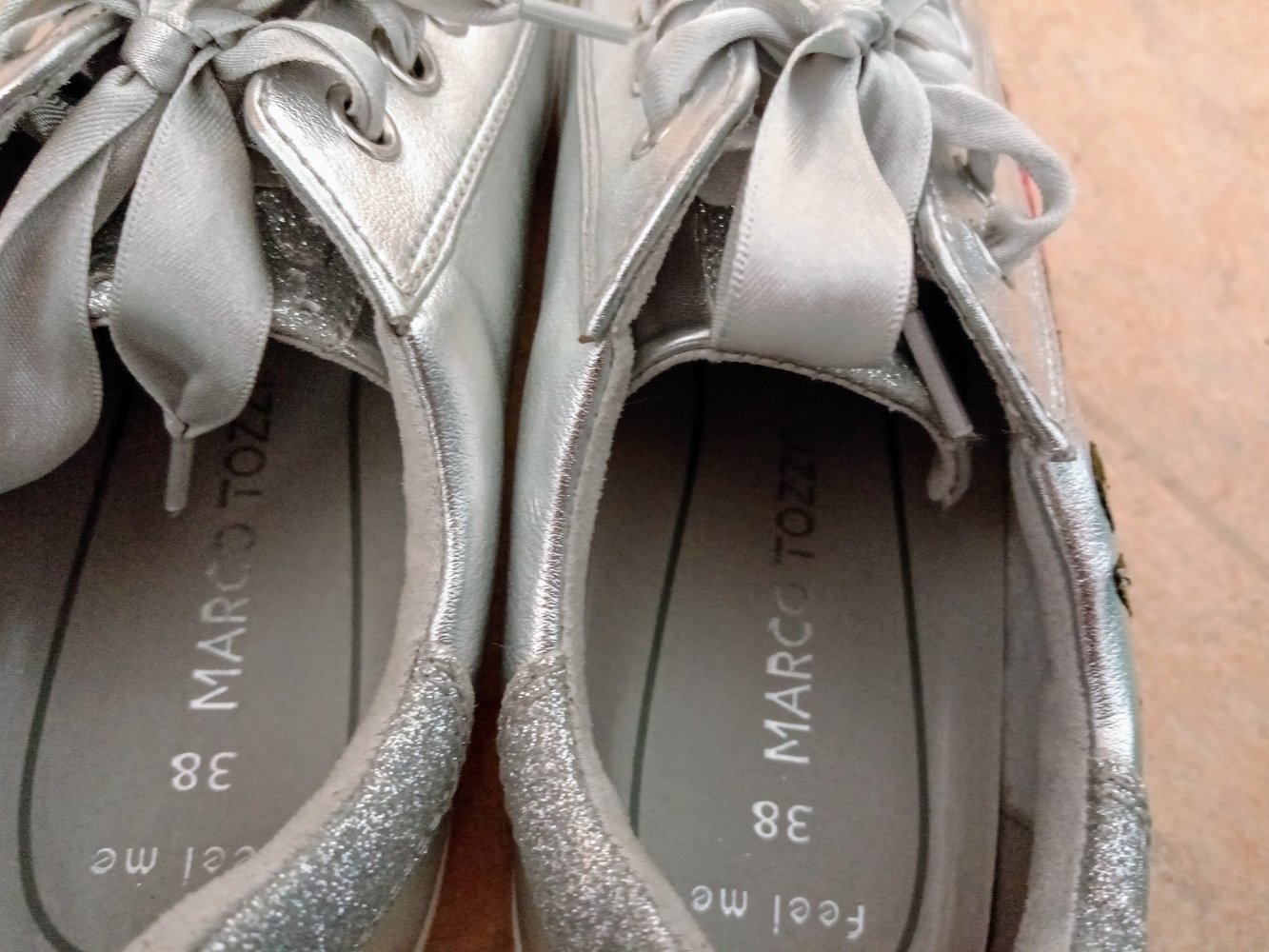 Sehr schöne silberne Sneakers von Marco Tozzi