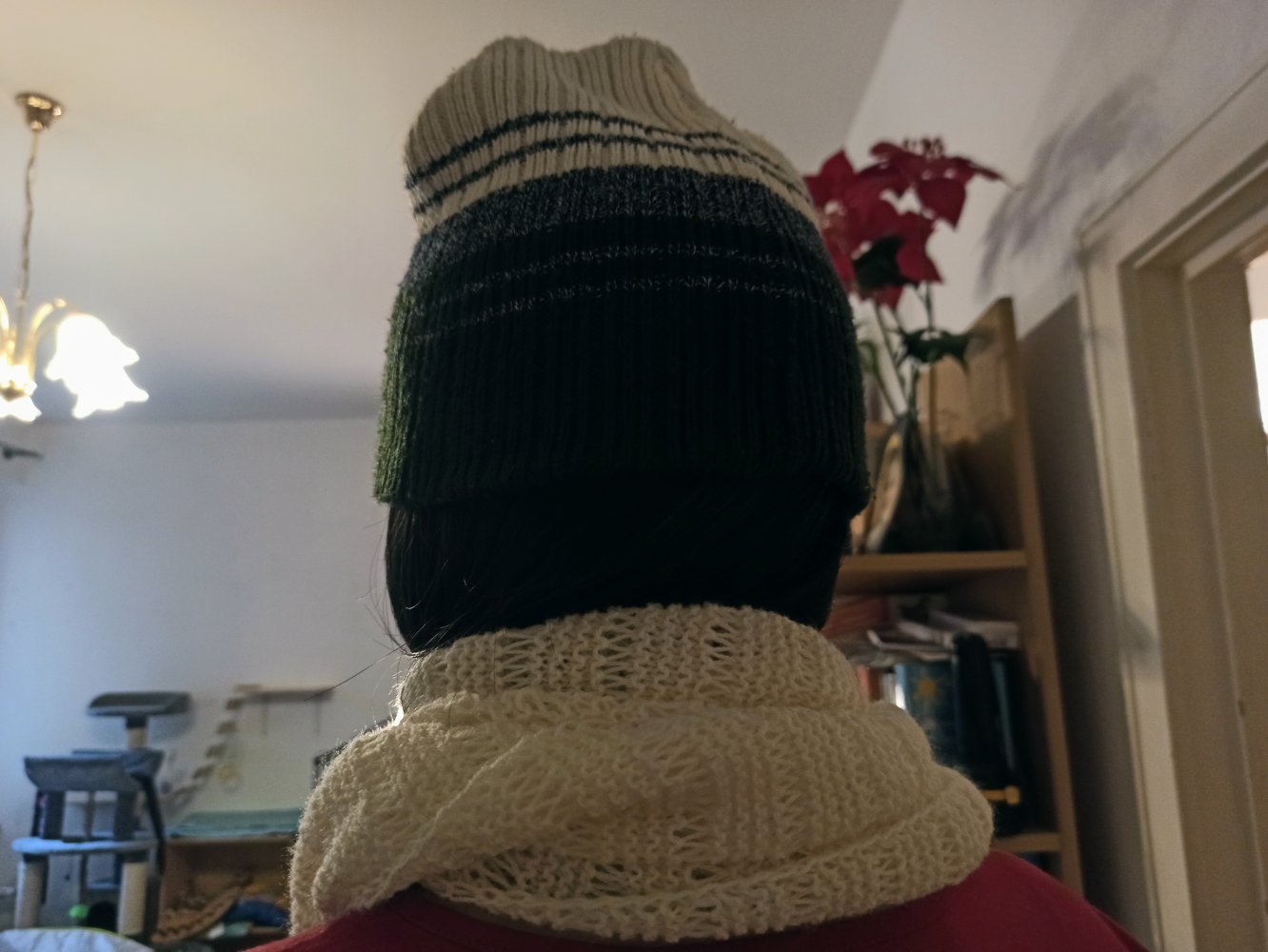 Schöner Mütze mit Schal schwarz-weiß 