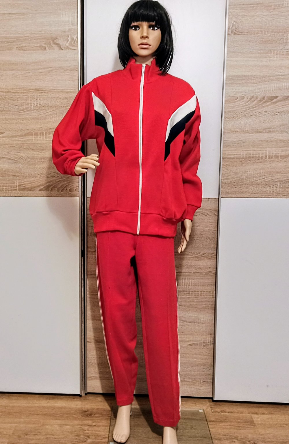 Schöner Sport-Anzug in rot