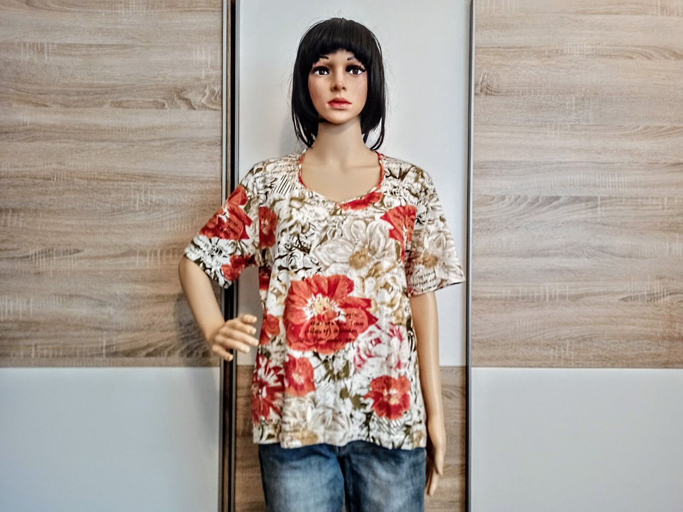 Sehr schönes T-Shirt mit große rote Blumen von Bonita