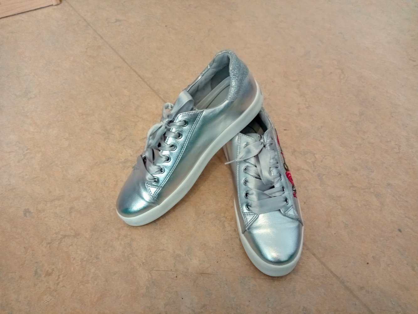 Sehr schöne silberne Sneakers von Marco Tozzi