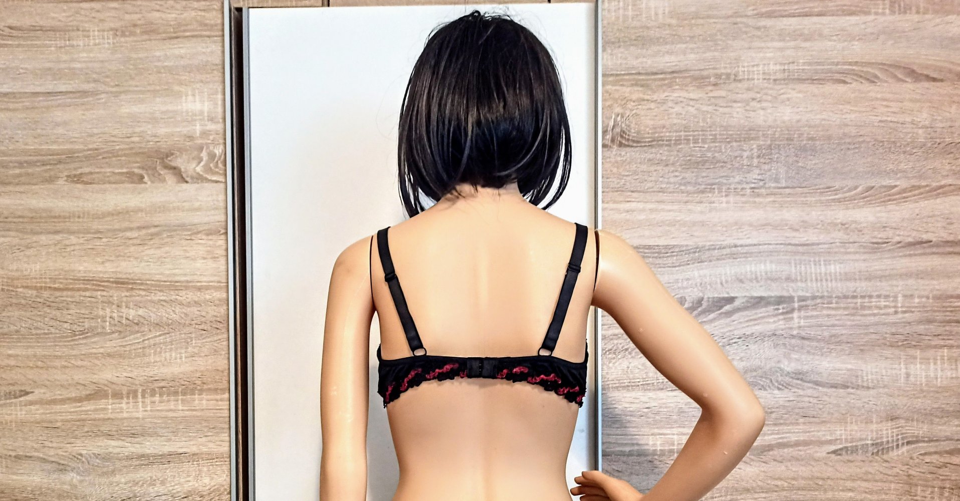 Schönes BH in schwarz mit rote Spitze hinten