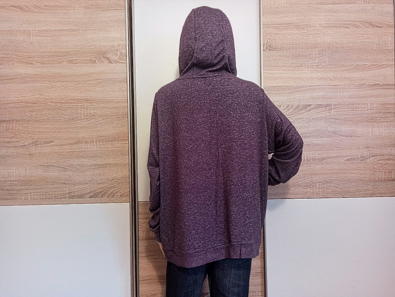 Schöner Pullover in lila mit Kapuze von TCM