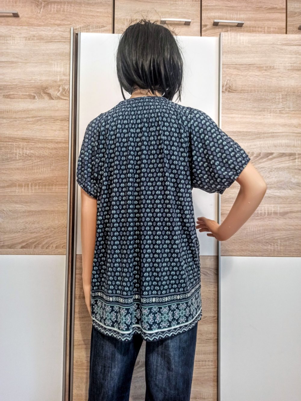 Schönes buntes T-Shirt von Infinuty mit kleine Blumennuster