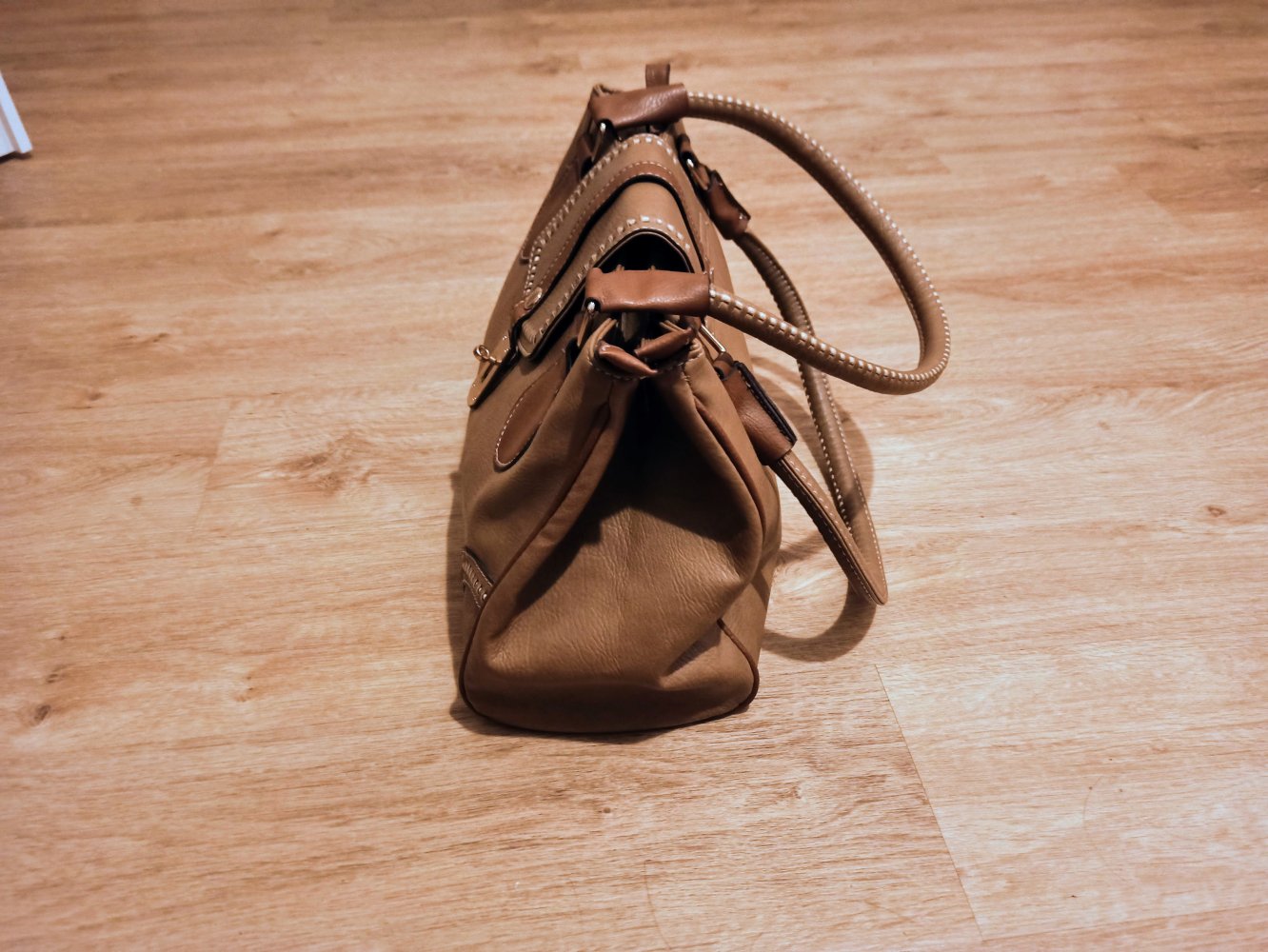 Schöne Hand-Tasche in hell-braun