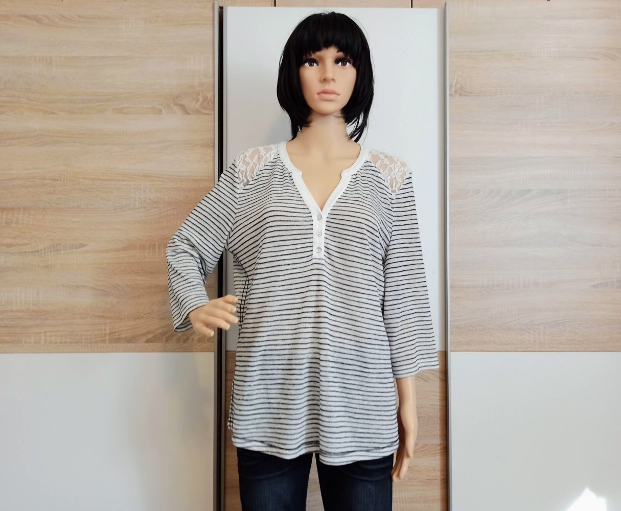 Schöner gestreifter Pullover mit Spitze von Yorn