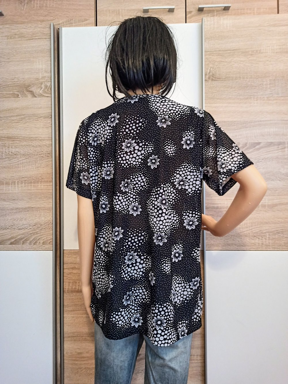 Sehr schönes T-Shirt in schwarz mit weiße Blumen von Okey