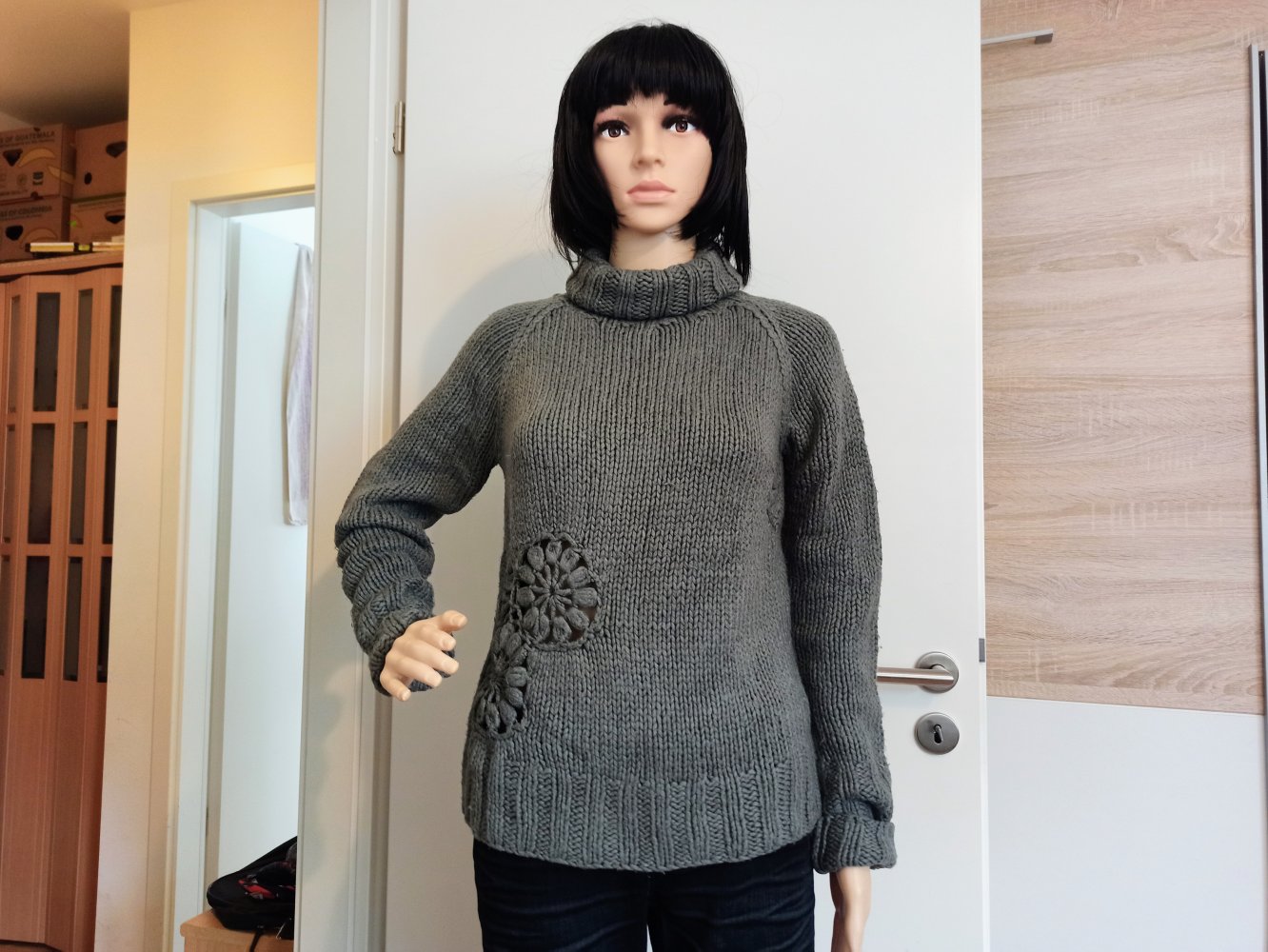 Schöner Pullover von Zara in grau mit Strick Blumen 