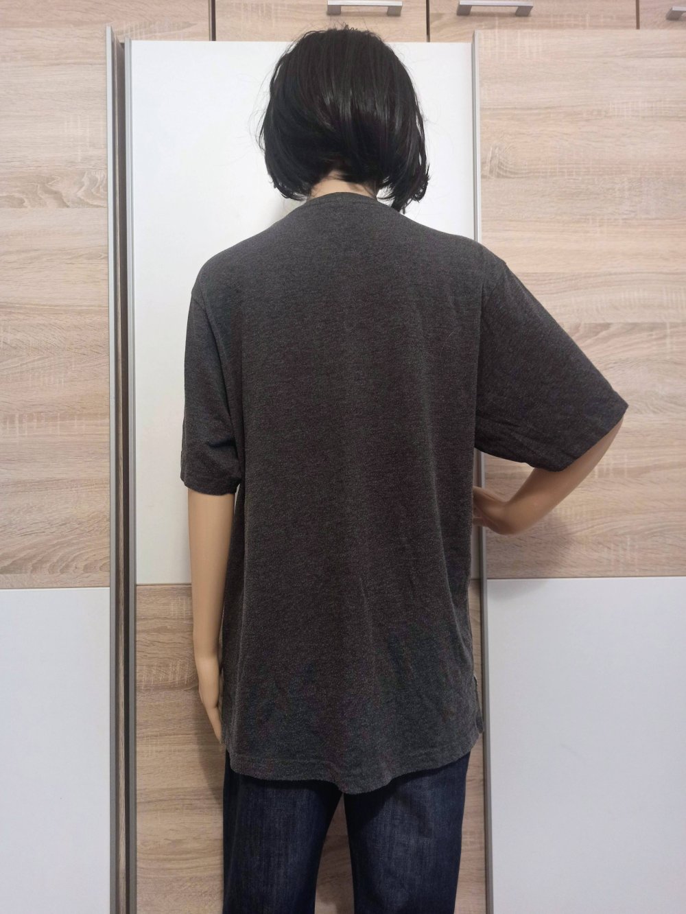 Schönes T-Shirt in grau mit orangene Zahl 86 von uncle sam