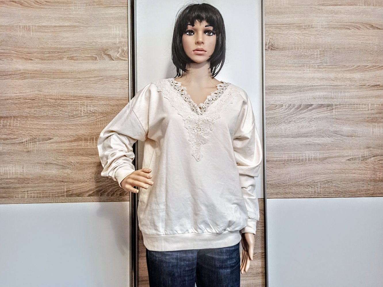 Schöner Hoodie-Pullover Cremefarbe mit Spitze