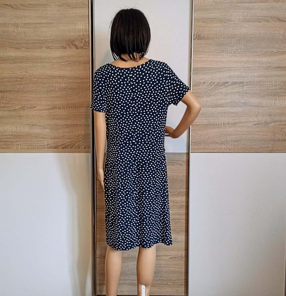 Schönes Kleid in marienblau mit weiße Punkte