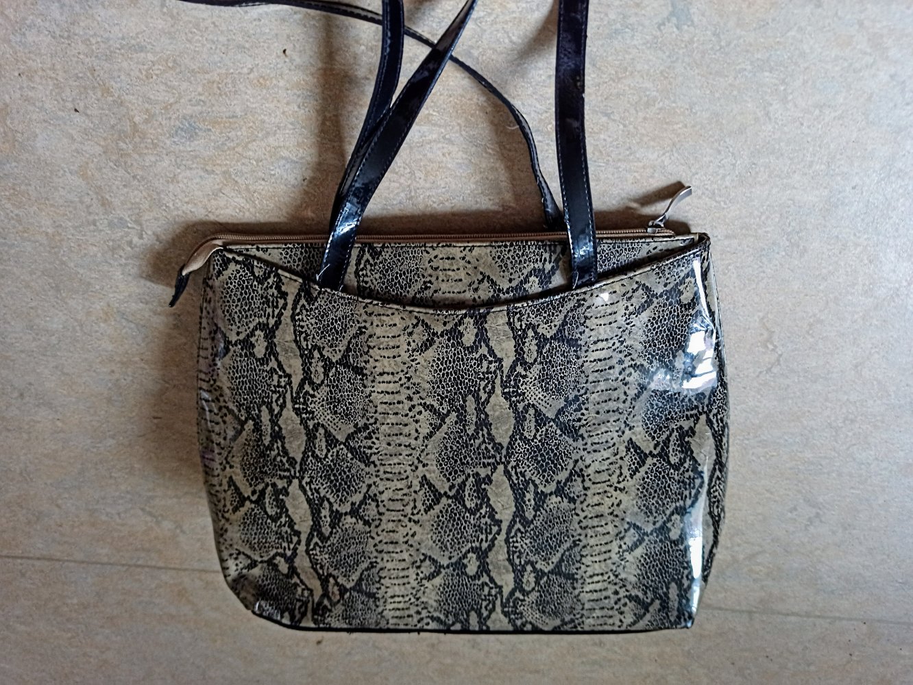 Schöne Damen Tasche in Schlangenmuster von Mylena 