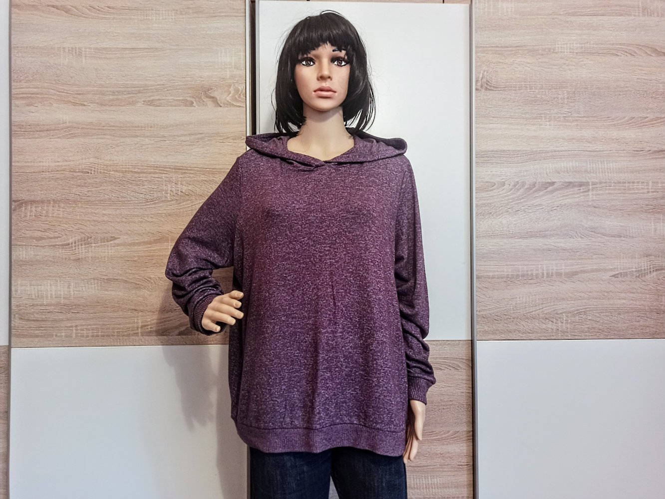 Schöner Pullover in lila mit Kapuze von TCM