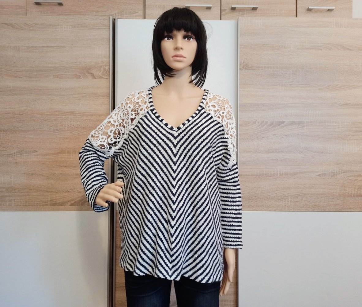Schöner gestreifter Pullover mit Spitze von Gina