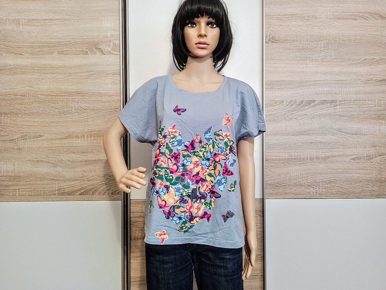 Schönes T-Shirt in blau mit Schmetterlinge