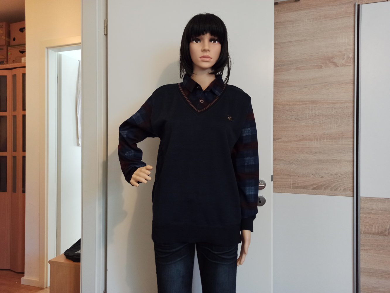 Schöner Hoodie-Pullover in Marienblau mit karierte Arme