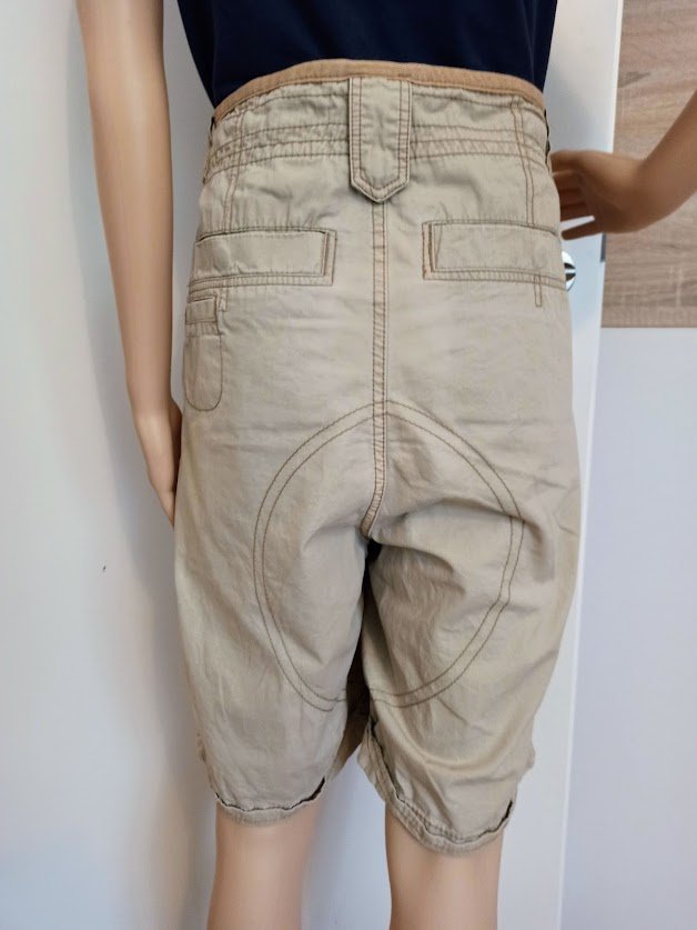 Schöne lange Schorts in beige von Divided