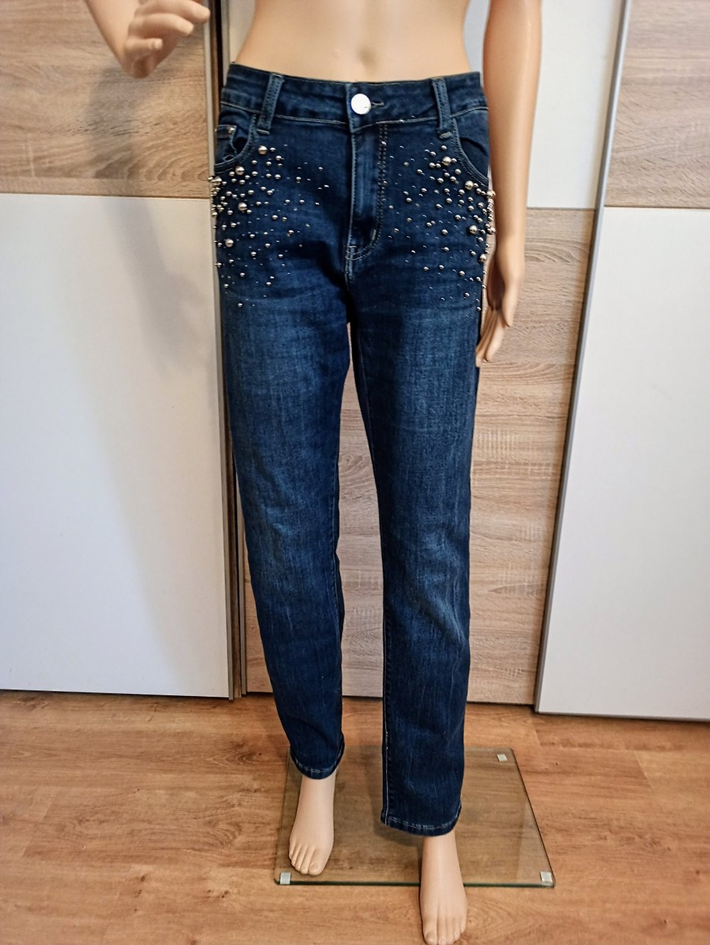 Schöne Jeanshose mit Strasssteinen von Max&Liu