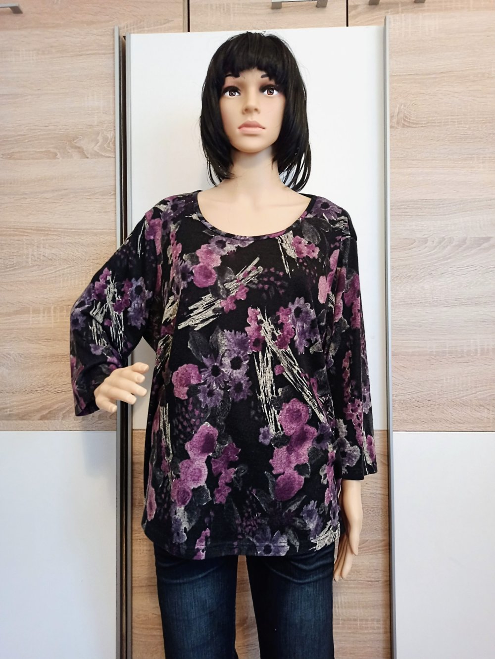 Schöner Langarm-Shirt in schwarz mit lila Blümchen