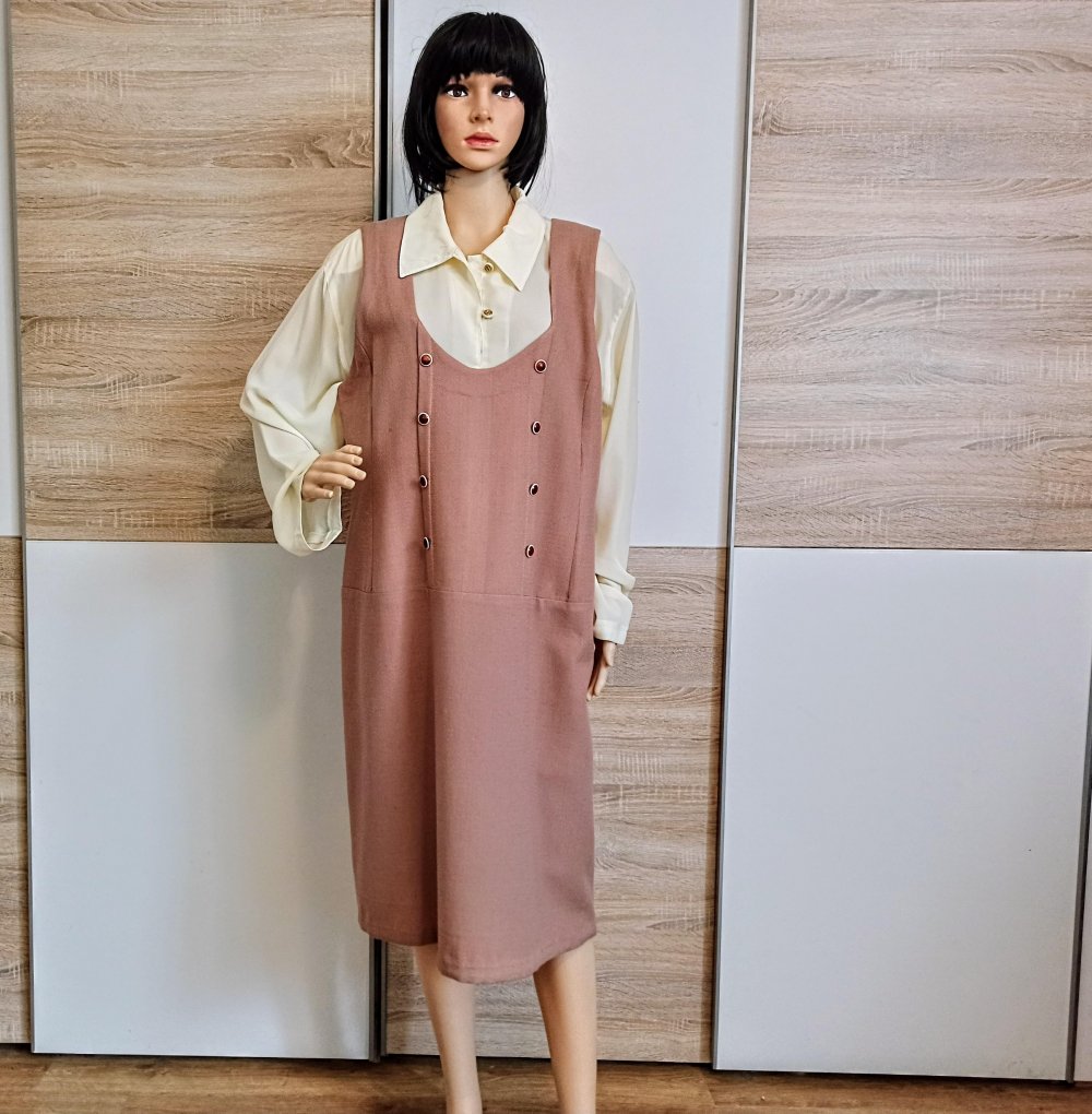 Schönes Kleid in beige mit Deko-Knöpfen