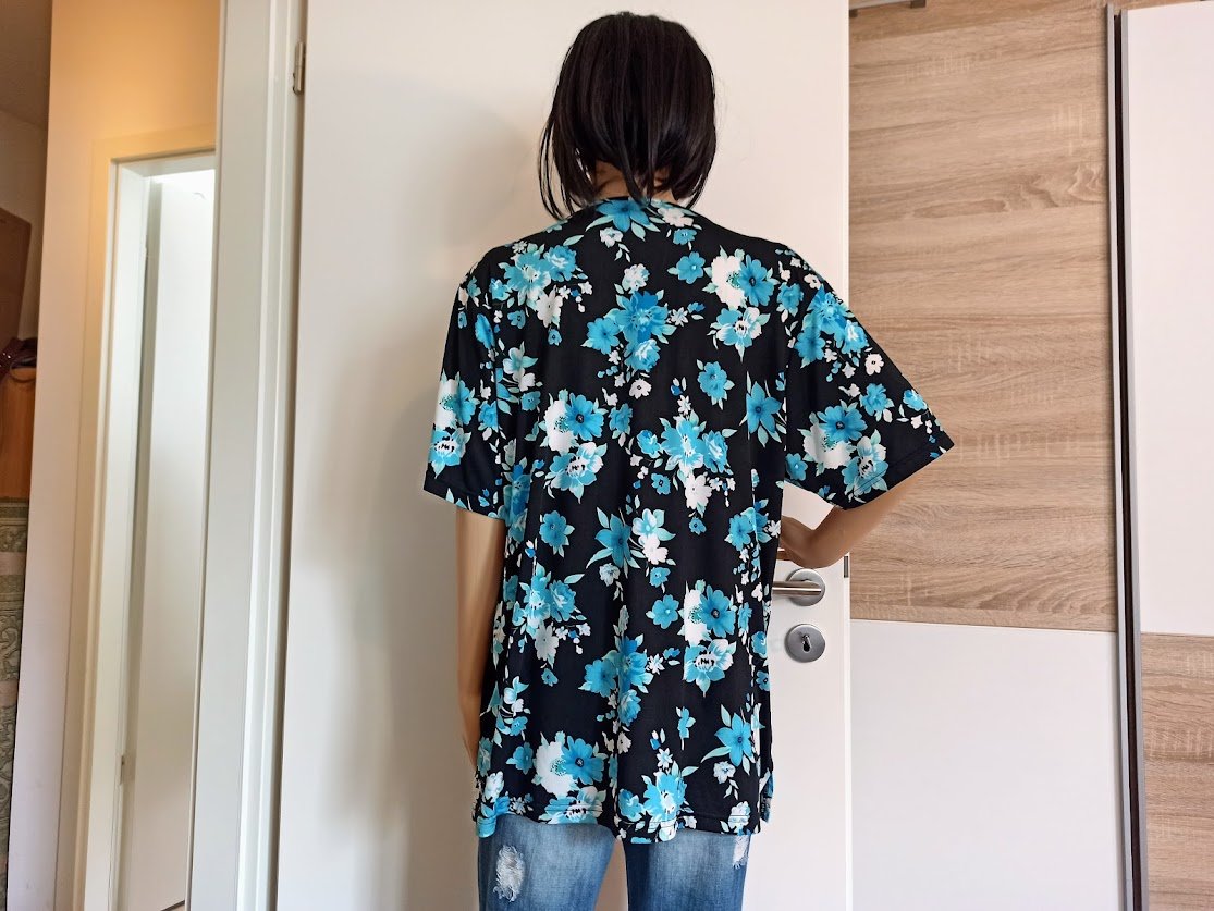 Sehr schönes T-Shirt von Keep Away From Fire mit blauen Blümchen