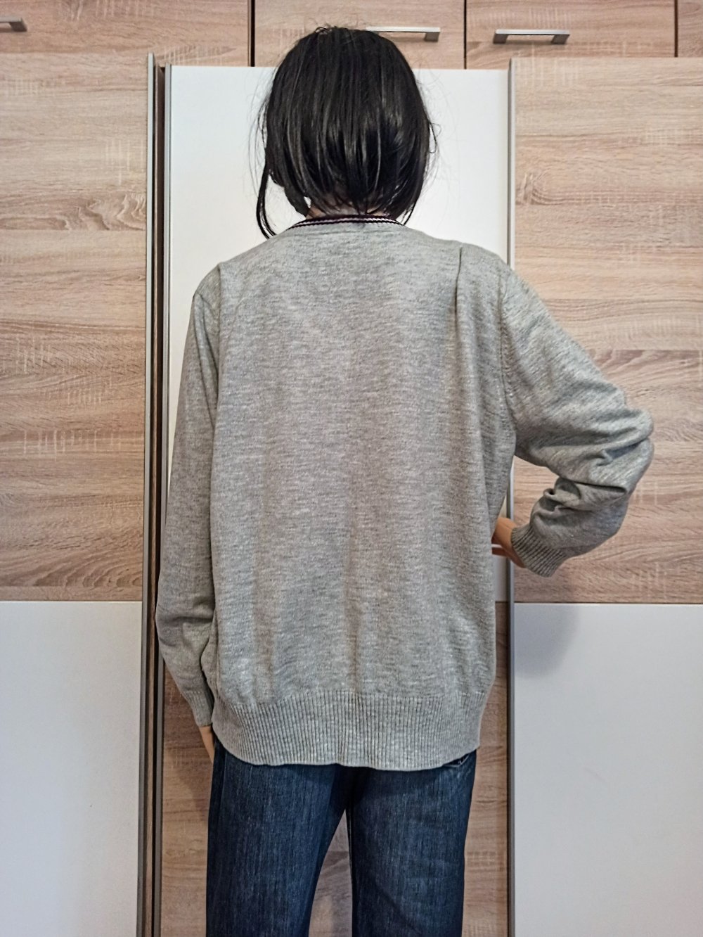 Schöner Pullover in grau mit Lila Quadraten von Canda