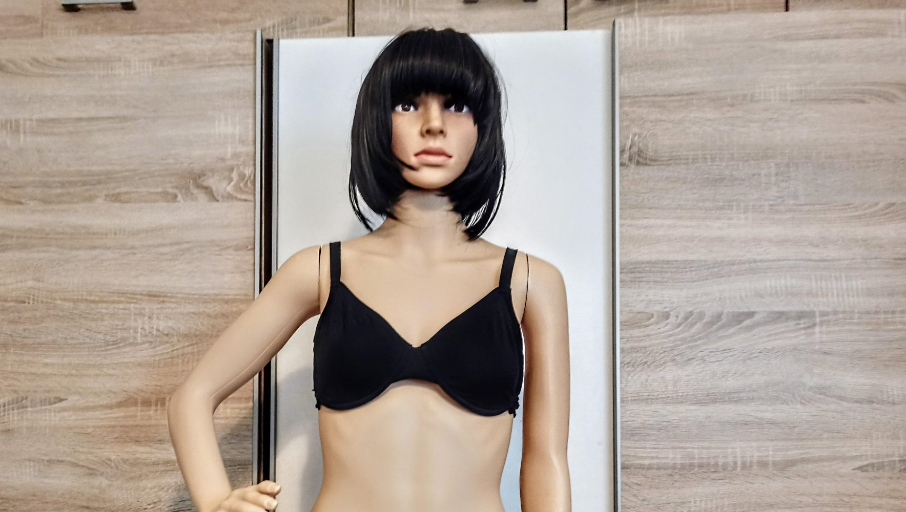 Schönes BH in schwarz mit rote Spitze hinten