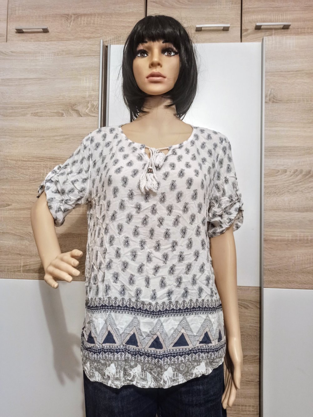 Schöne weise Bluse mit marienblauen Muster