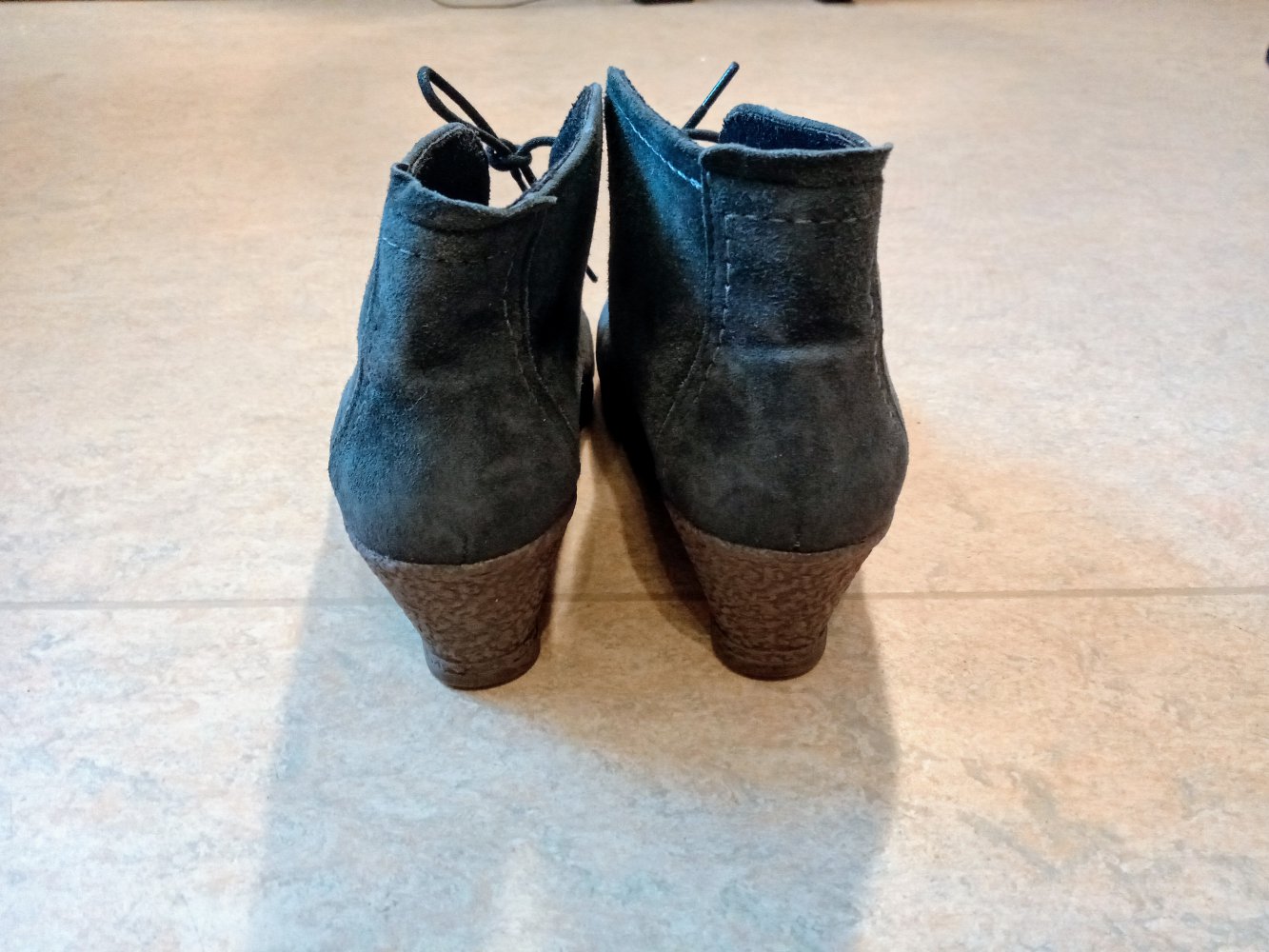 Tolle Wildleder Stiefeletten mit Keilabsatz