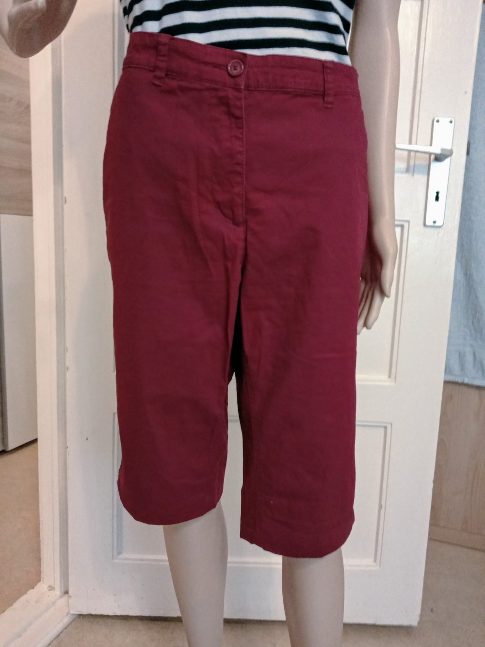 Sehr schöne Capri Hose in burgunderrot von Canda