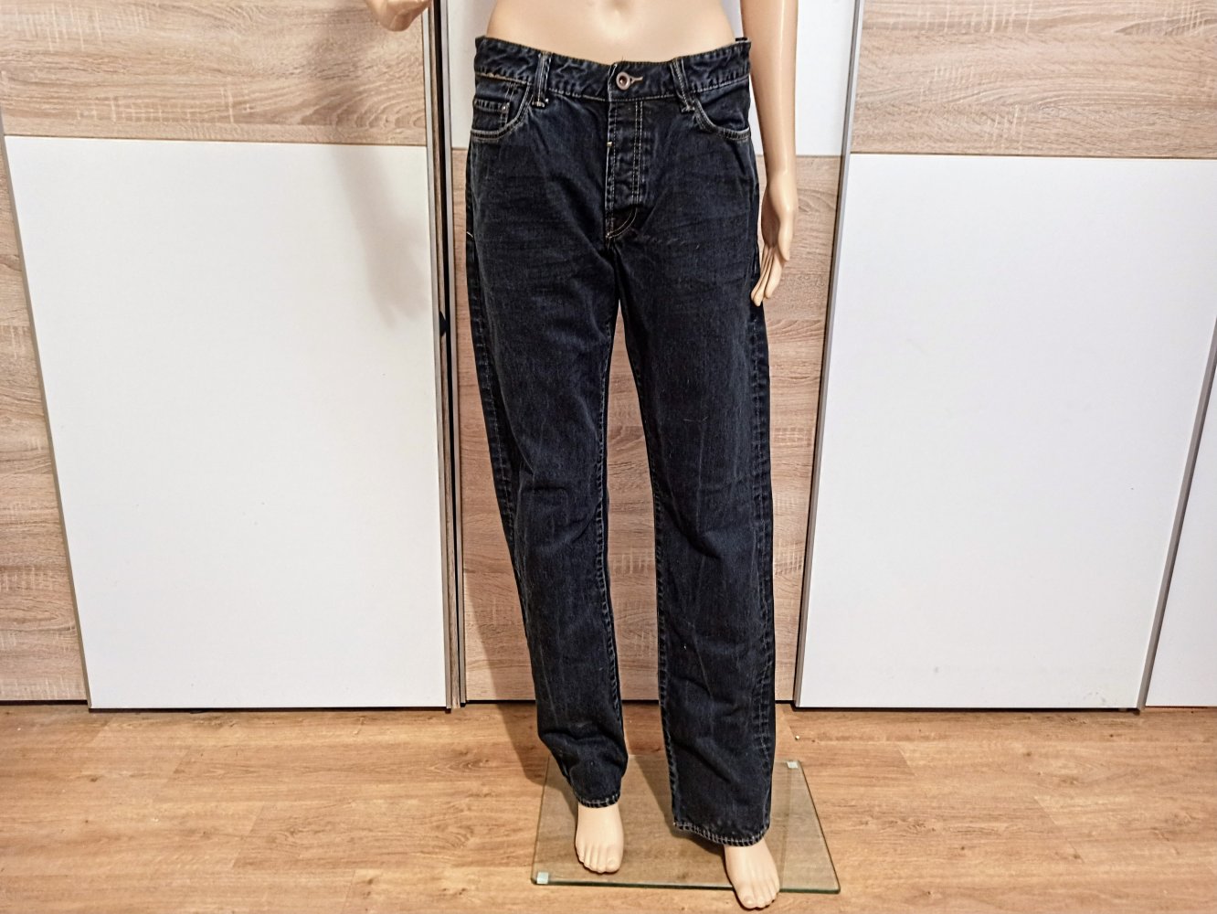 Schöne Jeanshose in dunklem Blau von King Kiash