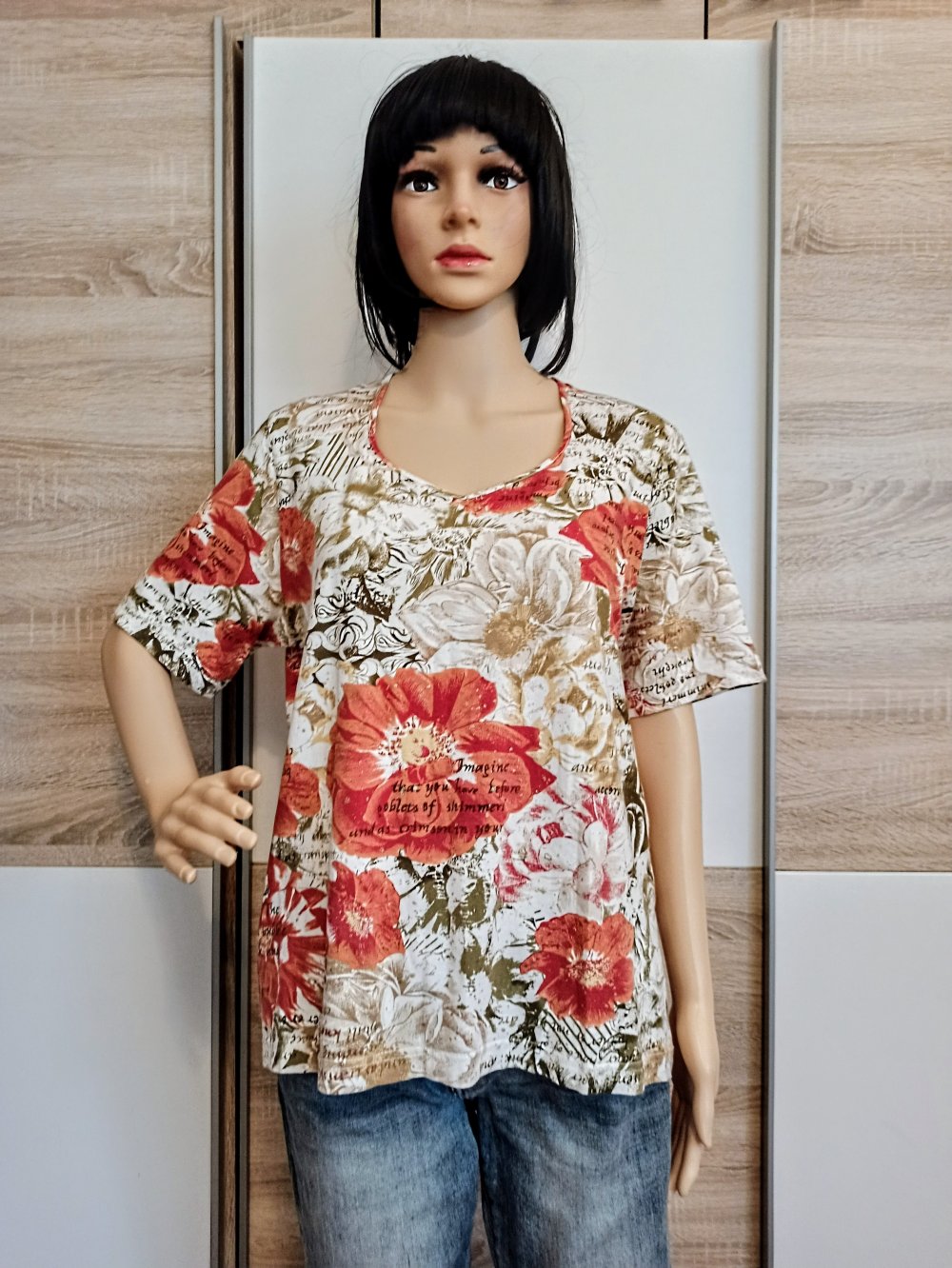 Sehr schönes T-Shirt mit große rote Blumen von Bonita