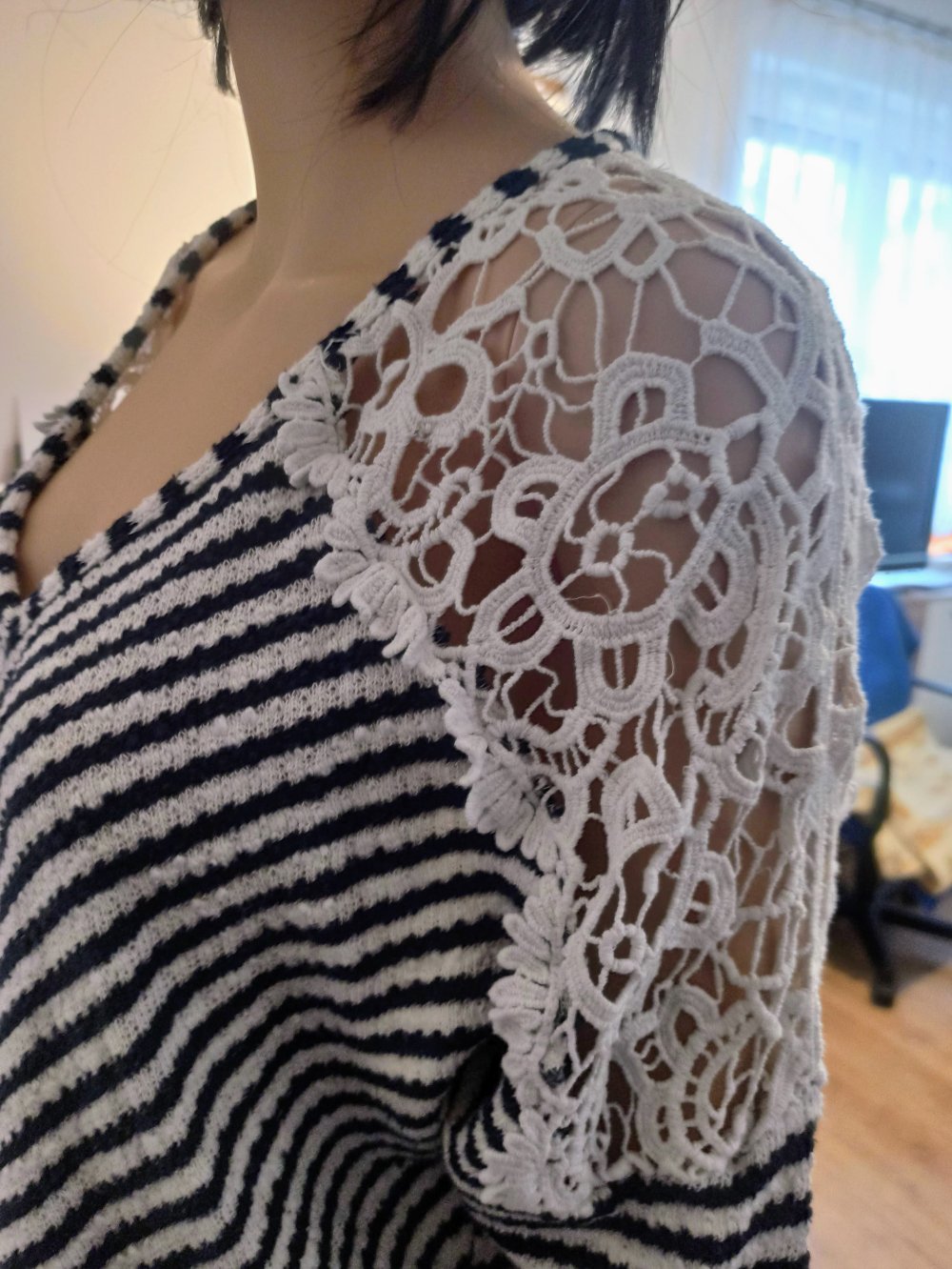 Schöner gestreifter Pullover mit Spitze von Gina