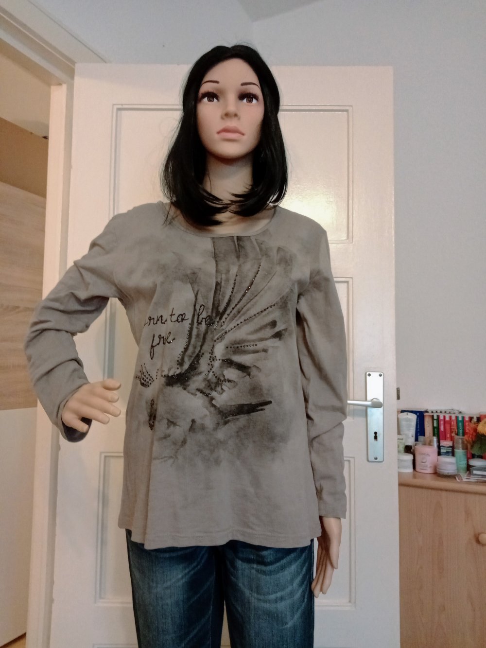 Schöner Langarm-Shirt in beige mit Vogel und Straps steinen 