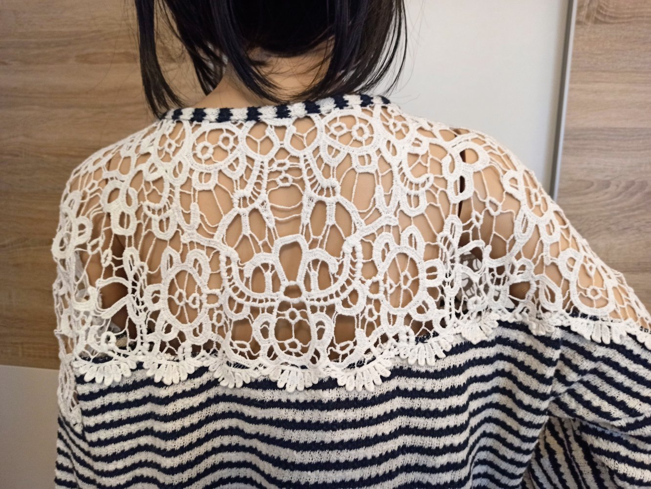 Schöner gestreifter Pullover mit Spitze von Gina