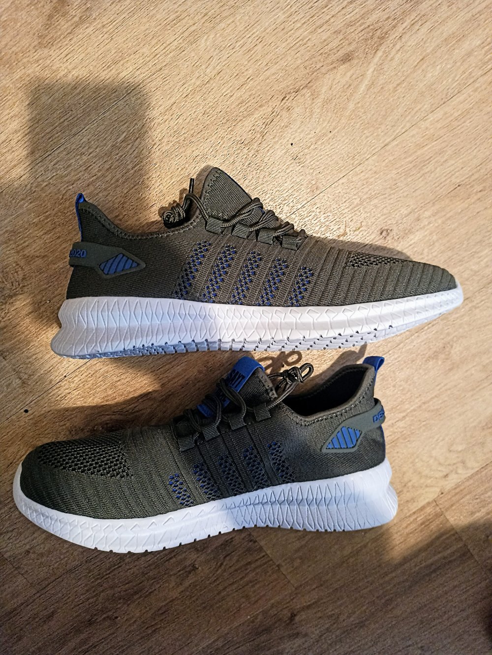 Sehr schöne Sneakers in Farbe Khaki