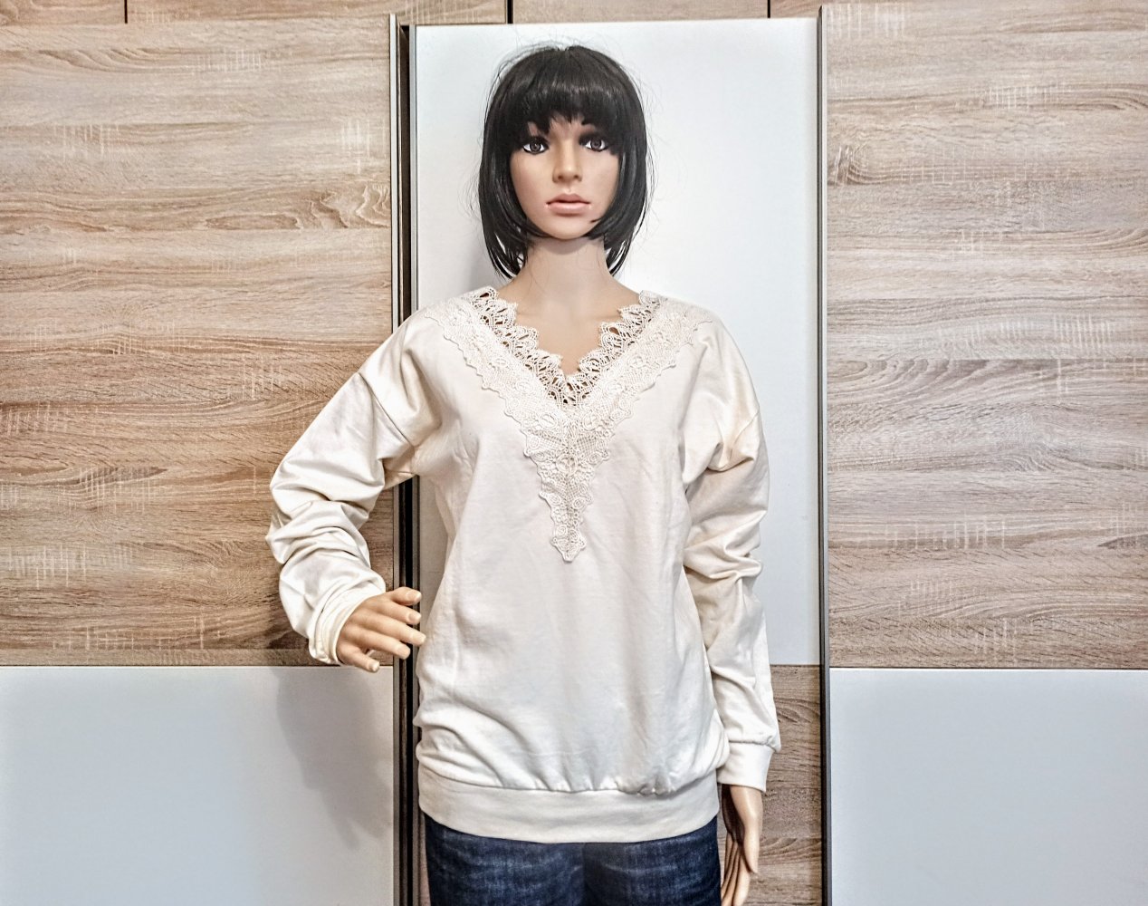 Schöner Hoodie-Pullover Cremefarbe mit Spitze