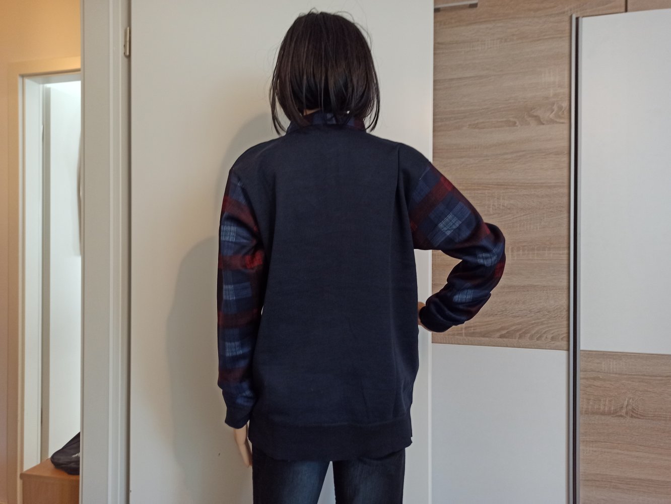 Schöner Hoodie-Pullover in Marienblau mit karierte Arme