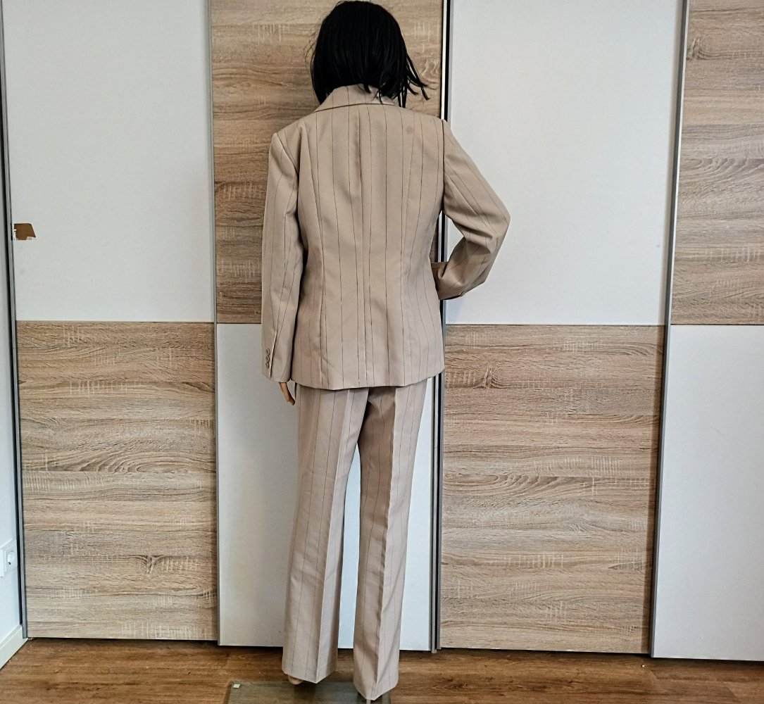 Schöner Anzug in beige mit graue Streifen
