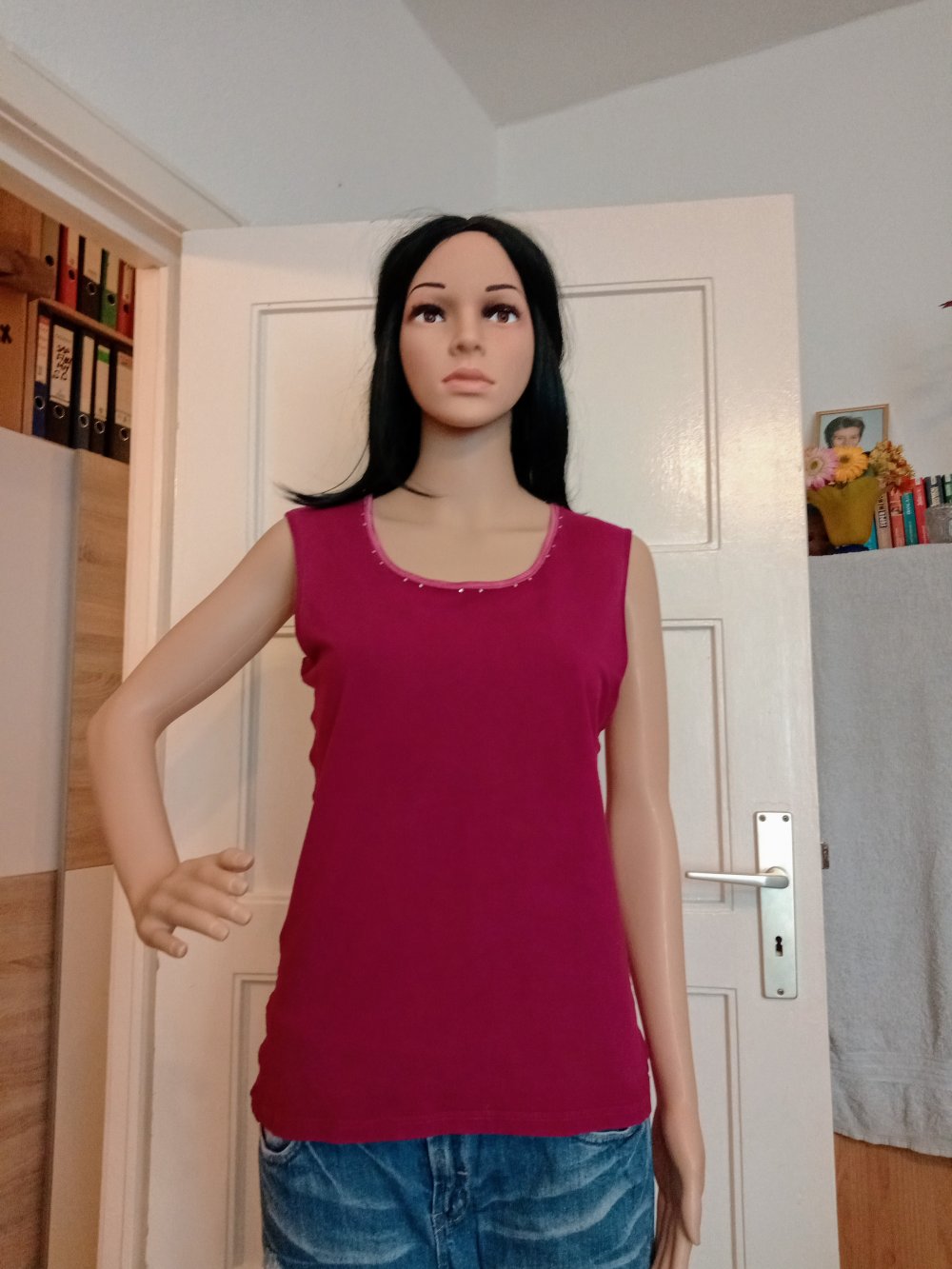 Schönes T-Shirt in burgunderrot mit kleinen Straps Steinen