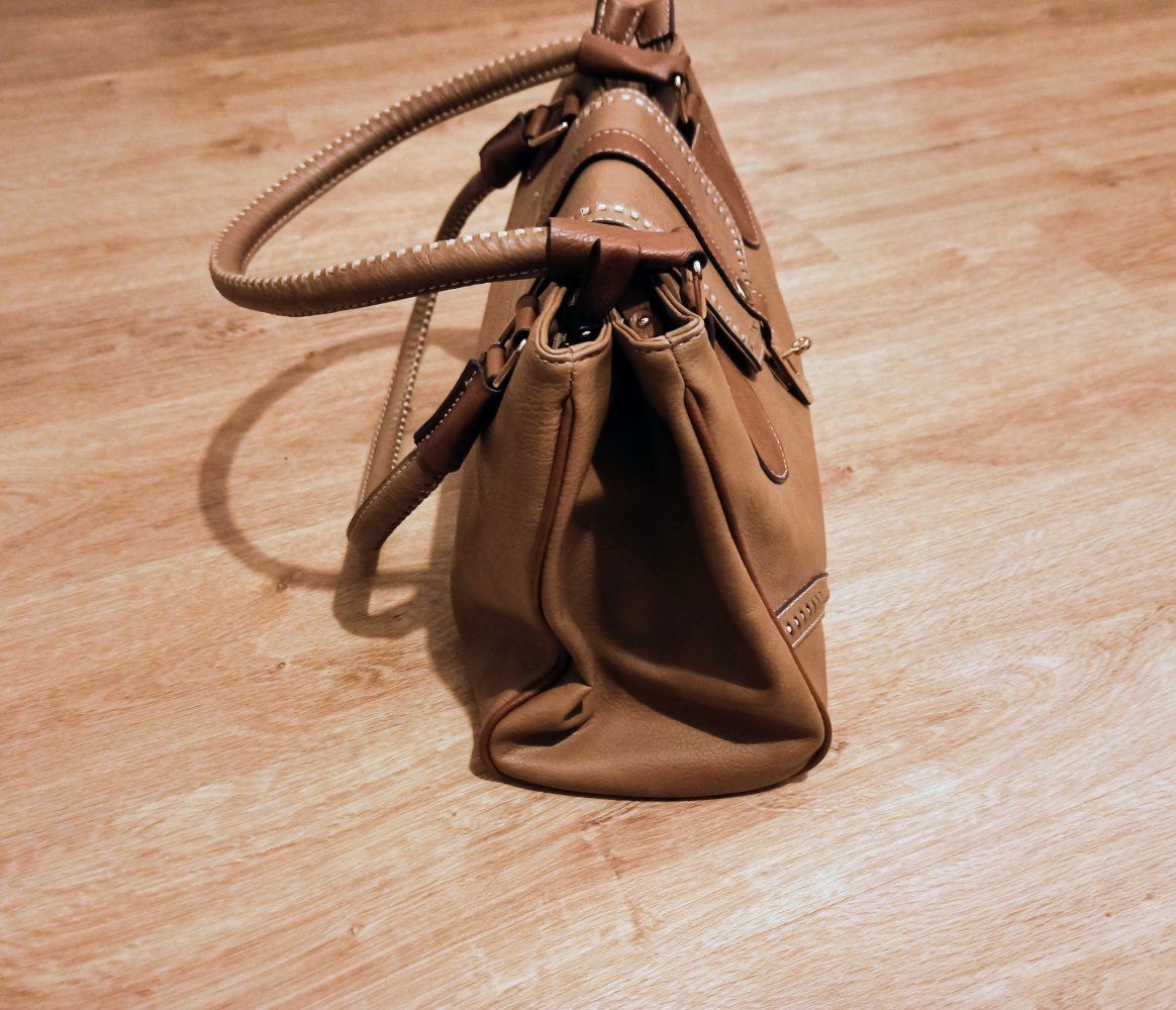 Schöne Hand-Tasche in hell-braun