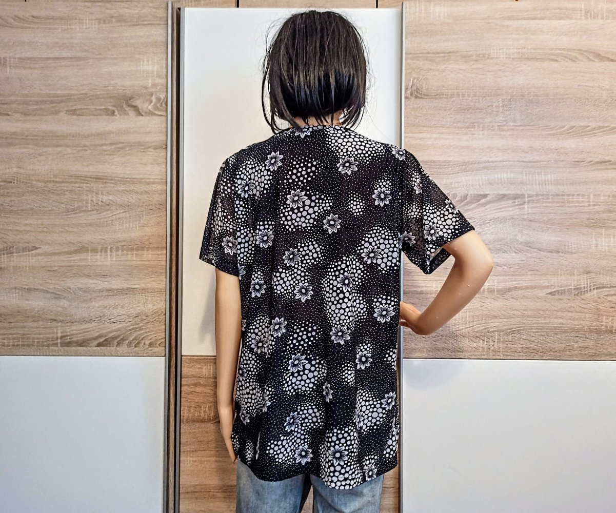 Sehr schönes T-Shirt in schwarz mit weiße Blumen von Okey