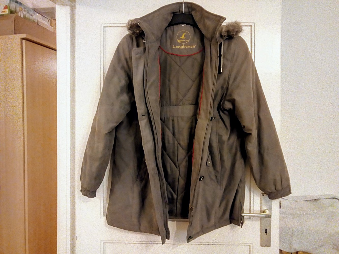 Sehr schöne Parka mit echtem Fell an der Kapuze 