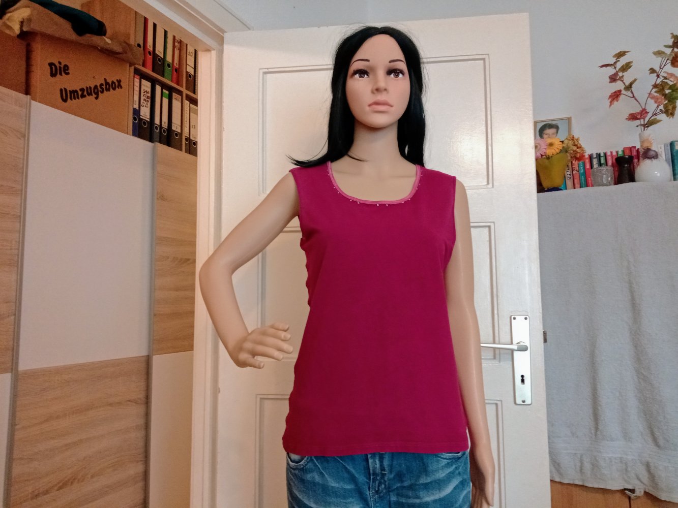 Schönes T-Shirt in burgunderrot mit kleinen Straps Steinen