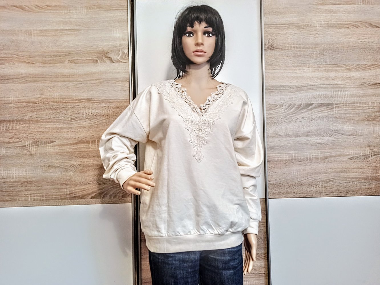 Schöner Hoodie-Pullover Cremefarbe mit Spitze