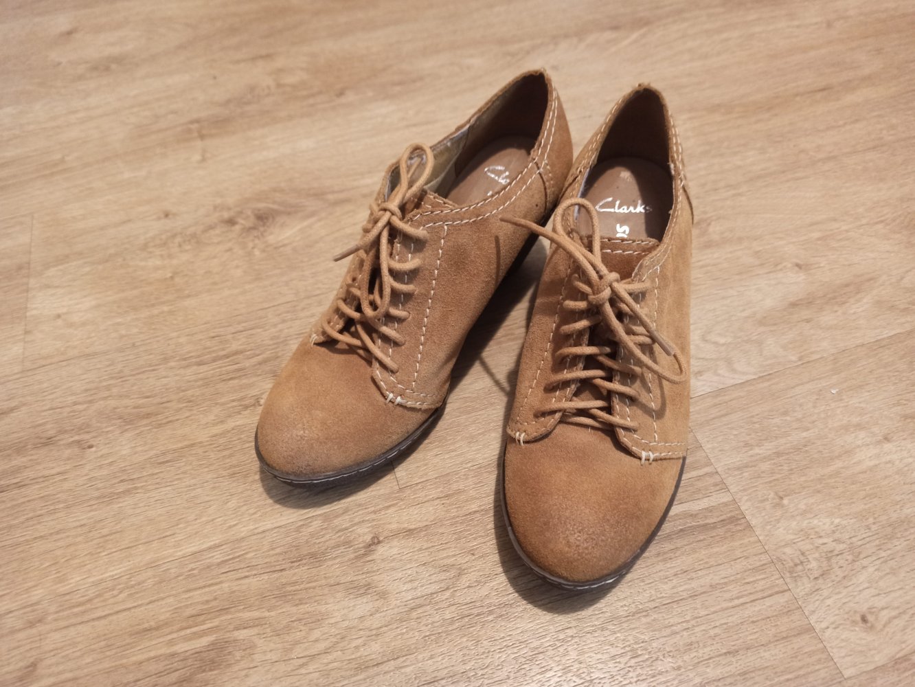 Tolle Schuhe in Farbe Senf von Clarks
