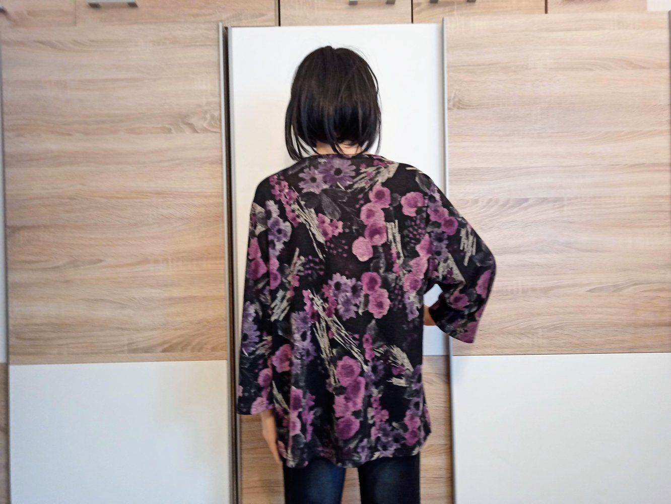 Schöner Langarm-Shirt in schwarz mit lila Blümchen