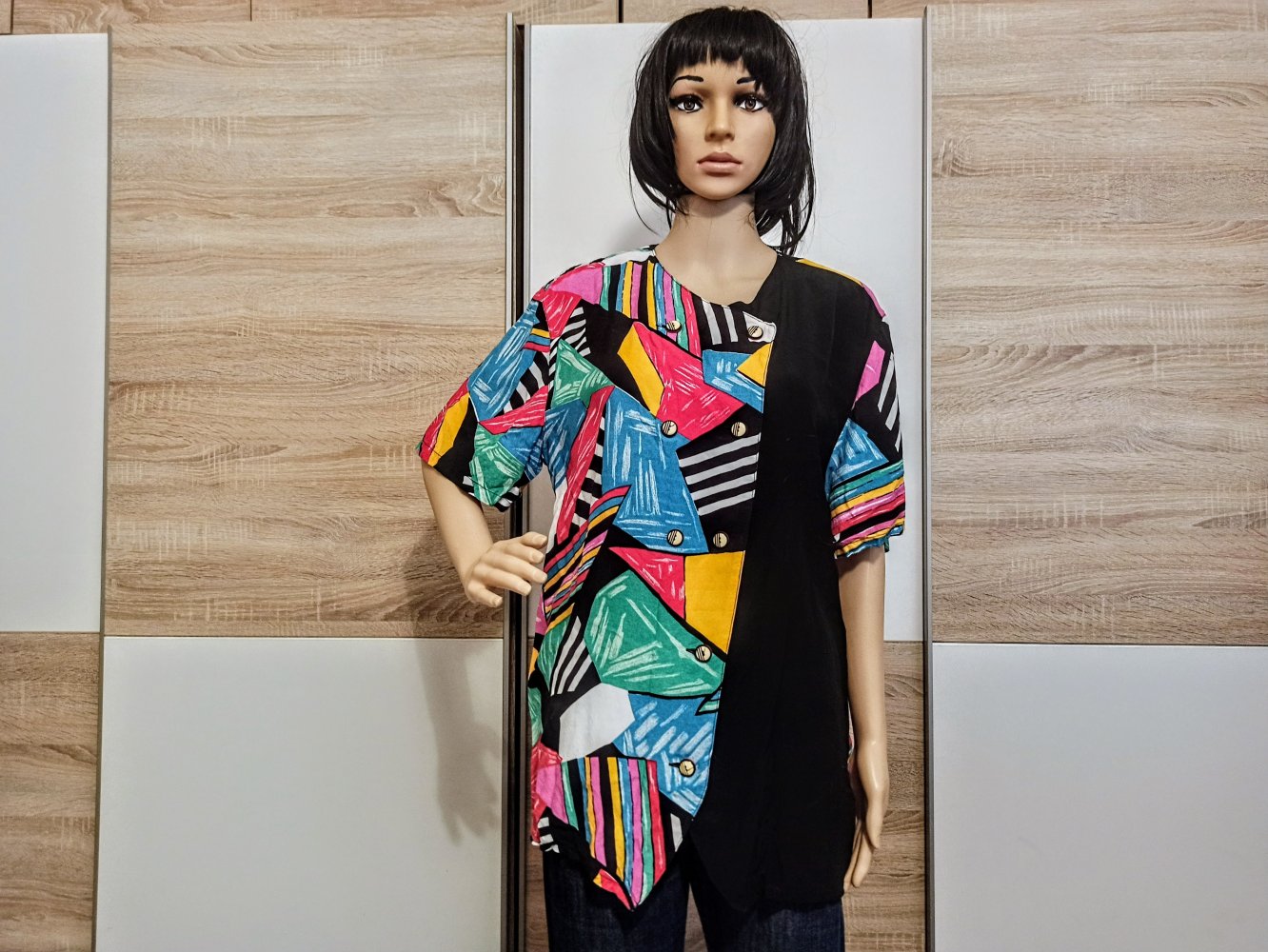 Schöne bunte Bluse mit Knöpfe