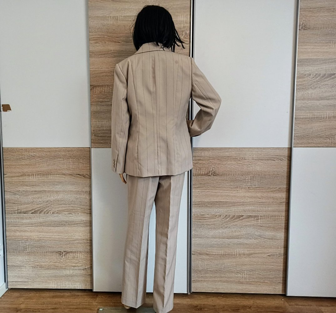 Schöner Anzug in beige mit graue Streifen